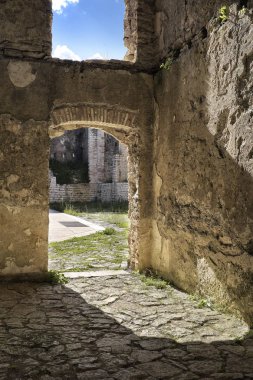 Eski bir ortaçağ şatosunun taş duvarları