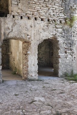 Eski bir ortaçağ şatosunun taş duvarları