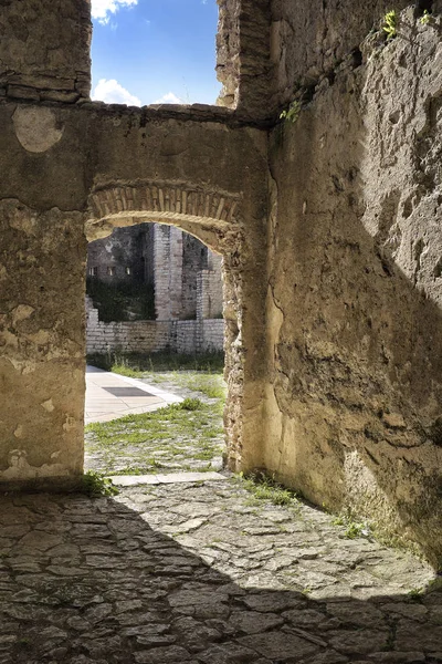 Eski bir ortaçağ şatosunun taş duvarları