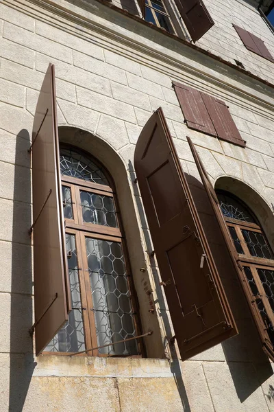 Ventanas Con Balcones Una Antigua Villa — Foto de Stock