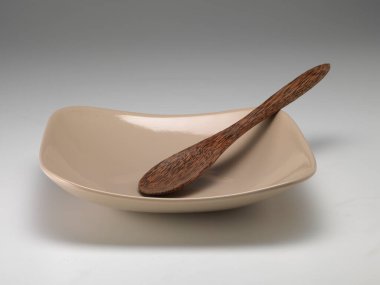 Tahta kaşıklı seramik tabak