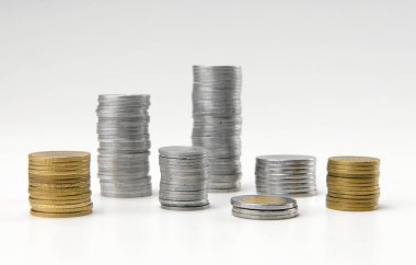 Beyaz zemin üzerinde eski lira sikkeler set