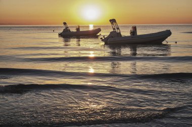 Sıcak gün doğumu ışıklarıyla deniz manzarası