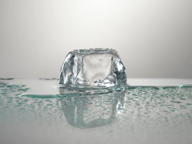 Tarafsız ayna arkaplanındaki buz küpü