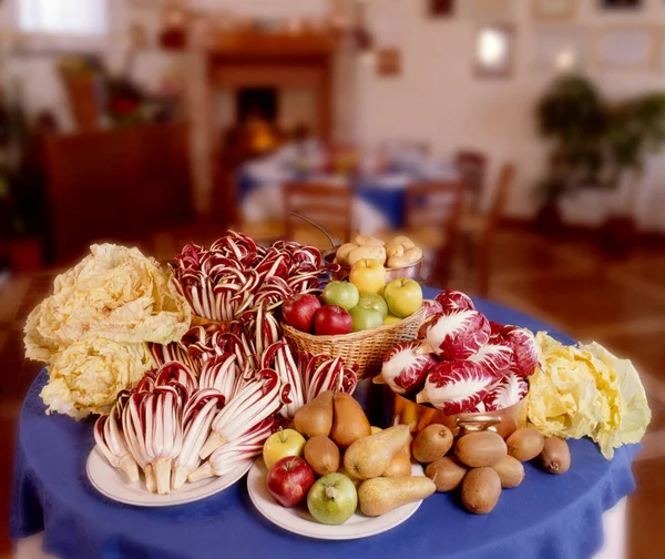 Mesa Com Saladas Várias Frutas — Fotografia de Stock