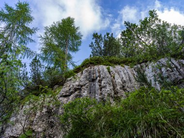 Kaya ve mavi gökyüzü ile dağ manzarası