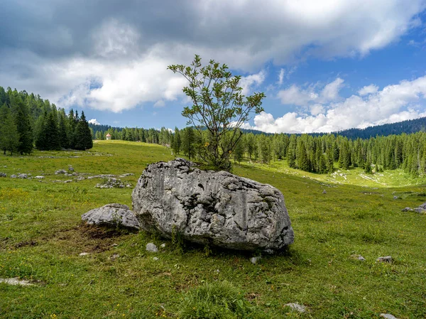 Berglandschap Met Rots Blauwe Lucht — Stockfoto