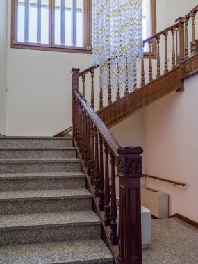 Avizeli ve ahşap tırabzanlı merdiven boşluğu