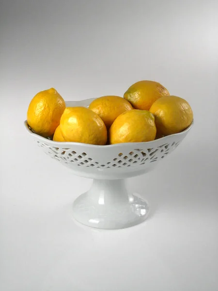 Keramisches Herzstück Mit Zitronen Auf Neutralem Hintergrund — Stockfoto