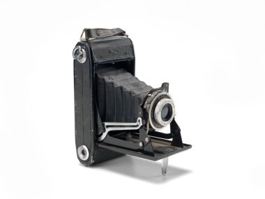 Beyaz arkaplanda klasik kamera