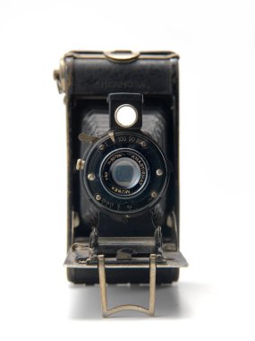 Beyaz arkaplanda klasik kamera