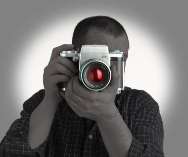 Tarafsız arkaplanda klasik kameralı fotoğrafçı