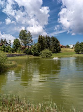 Göl ve mavi gökyüzü olan dağ manzarası