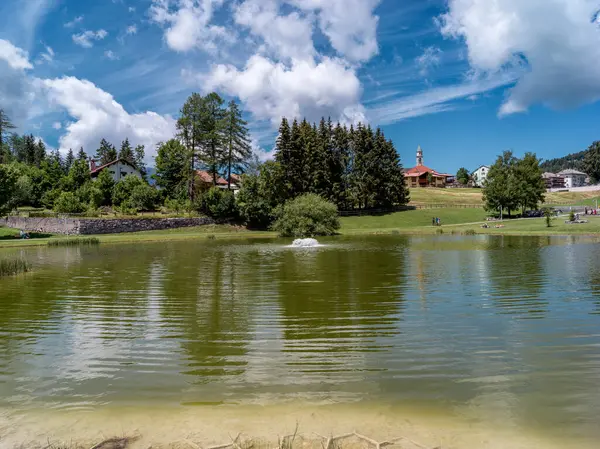 Гірський Пейзаж Озером Блакитним Небом — стокове фото