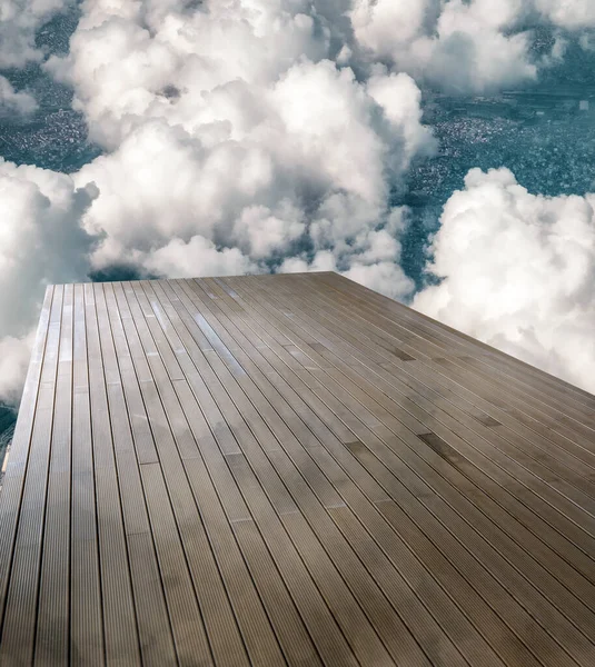 雲と青空の中のコンクリートの歩道 — ストック写真