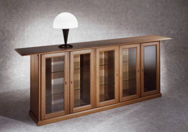 Tarafsız arkaplanda lamba bulunan gezici büfe