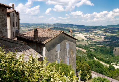 Tepeden görünen binalarla dolu tepe manzarası