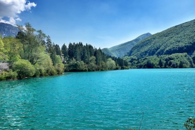 Göl ve mavi gökyüzü olan dağ manzarası
