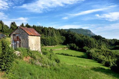 Mavi gökyüzü olan dağ manzarası