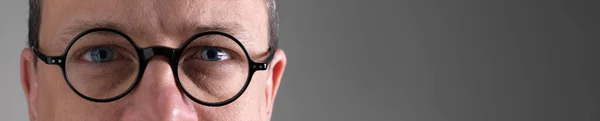 中性の背景に眼鏡をかけた人の詳細 — ストック写真