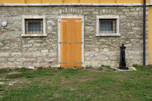 Каменная Стена Деревянной Дверью Старого Здания — стоковое фото