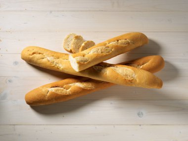 Tahta üzerinde ekmek.