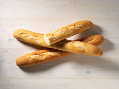 Tahta üzerinde ekmek.