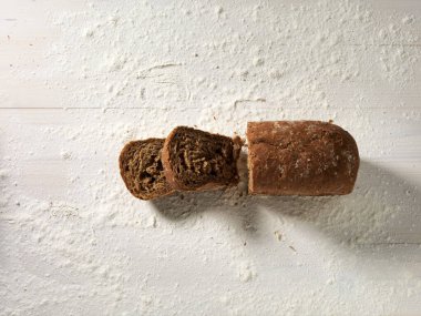 Tahtada ekmek ve un.