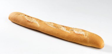 Beyaz arka planda bir somun ekmek