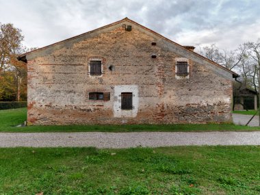 Terk edilmiş eski bir tuğla evin manzarası