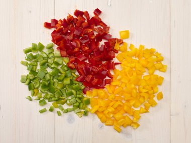 Ahşap bir kalas üzerinde doğranmış biber dokusu