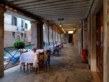 Masaları olan antik taş veranda