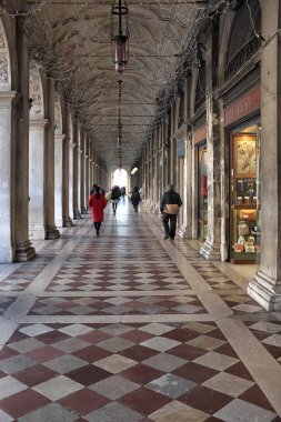Taş kolonları olan eski bir veranda.