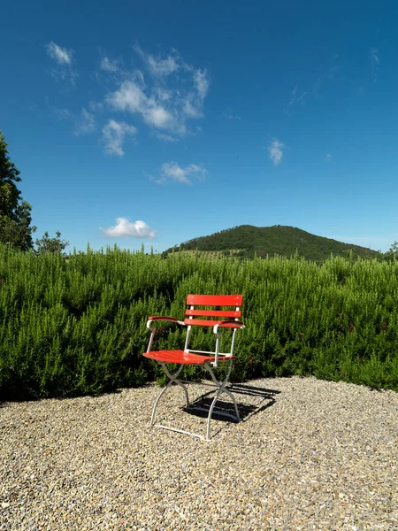 Panorama Jardim Com Uma Cadeira Vermelha — Fotografia de Stock