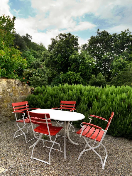 Panorama Jardin Avec Une Petite Table Chaises Rouges — Photo