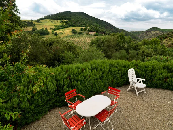 Panorama Jardim Com Uma Pequena Mesa Cadeiras Vermelhas — Fotografia de Stock
