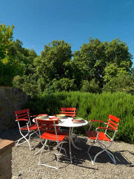 Panorama Jardín Con Una Pequeña Mesa Sillas Rojas —  Fotos de Stock