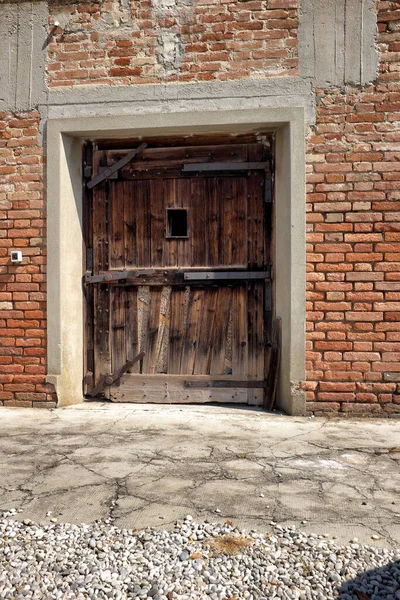 Pared Piedra Con Puerta Madera Vieja —  Fotos de Stock