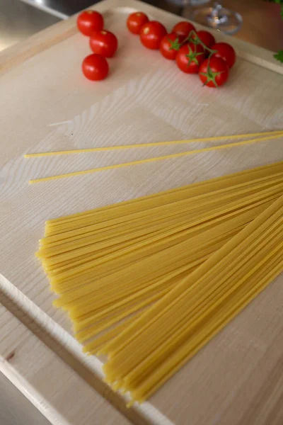 Wooden Cutting Board Spaghetti Red Cherry Tomatoes — Stock Photo, Image