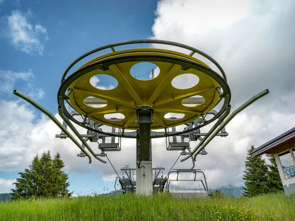 Berglandschap Met Wiel Van Stoeltjeslift — Stockfoto