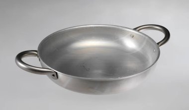 Tarafsız arkaplanda alüminyum kap