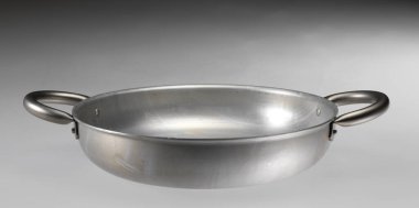 Tarafsız arkaplanda alüminyum kap