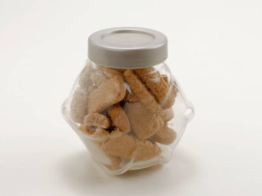 Tarafsız bir zemin üzerinde bisküvi olan şeffaf cam kap.