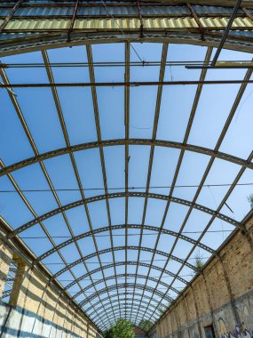 Terk edilmiş eski bir sanayi binasının iç mimarisi.