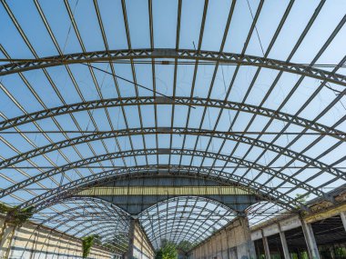 Terk edilmiş eski bir sanayi binasının iç mimarisi.