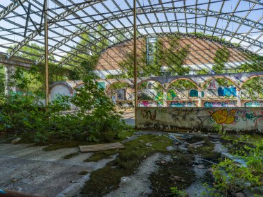 Terk edilmiş eski bir sanayi binasının iç mimarisi.