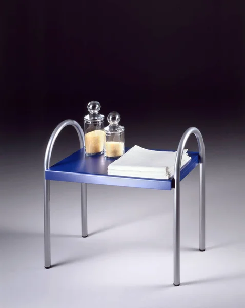 中立的な背景のバスルームテーブル — ストック写真