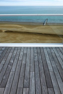 Sahildeki ahşap teras.