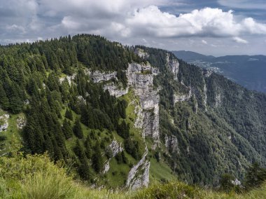 Kayalık kayalıklarla kaplı dağ manzarası