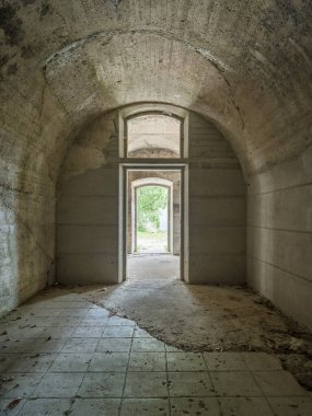 Eski bir beton kalenin mimarisi.